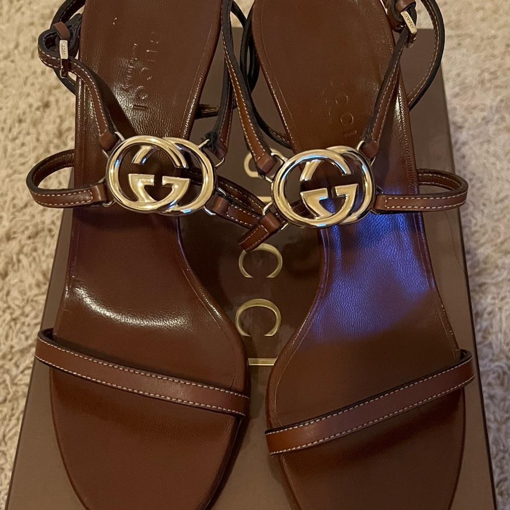 GUCCI STILETTO 2.5” HEEL SANDAL. BROWN LUGGAGE COLOR.GG LOGO AT CENTER. SZ 5.5.